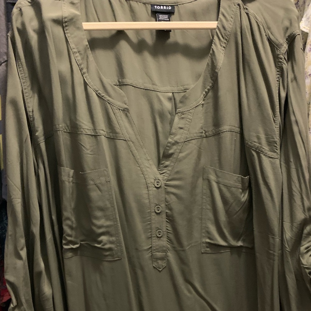 💕💥Torrid Olive green Harper top with pocket details 5X